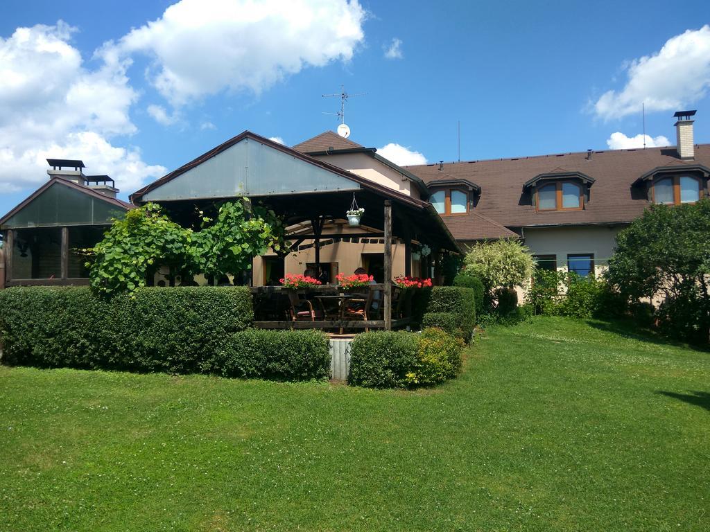 Pension & Restaurant Silma With Wellness Rychvald Exterior photo
